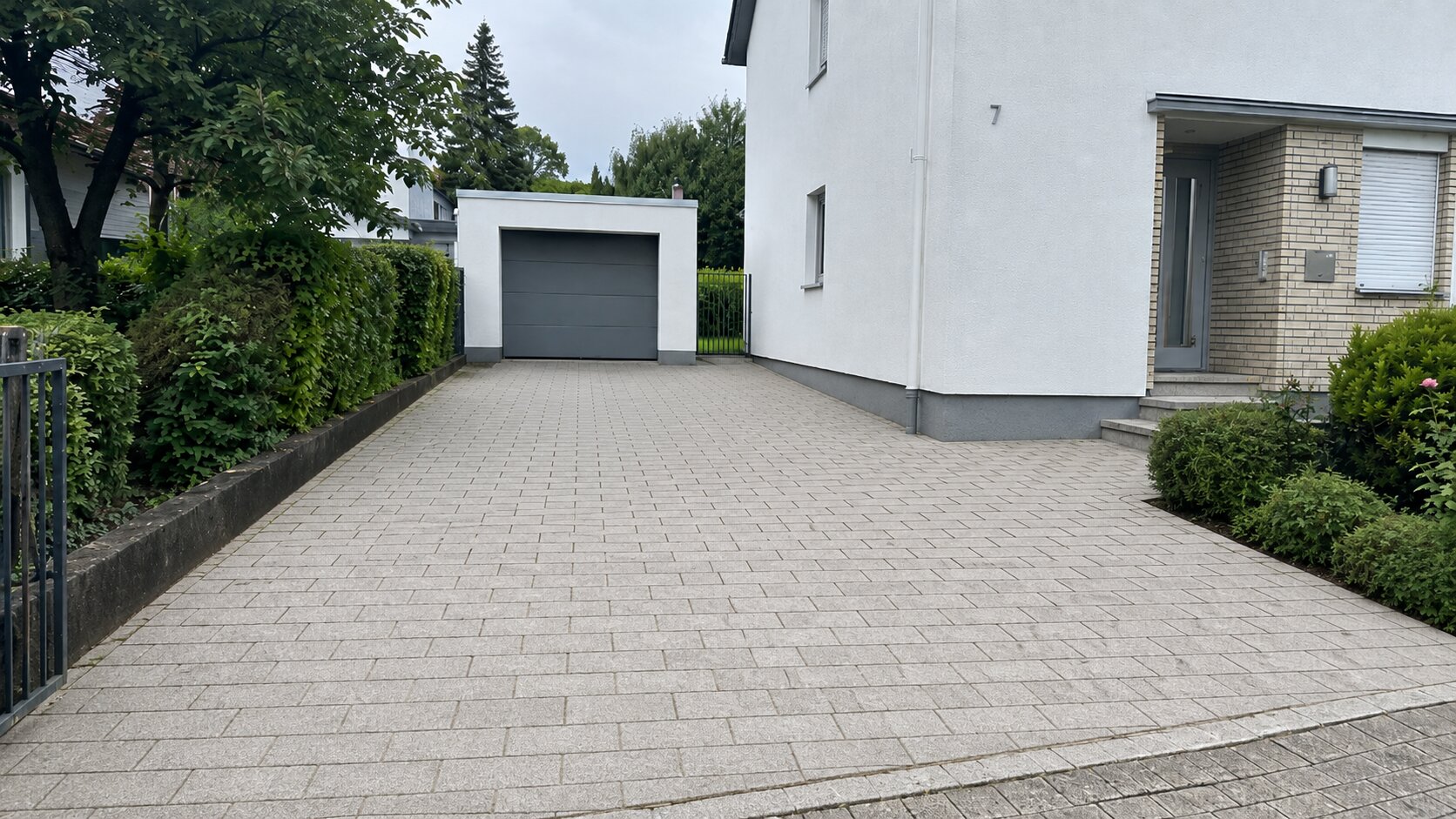 Saubere Einfahrt nach professioneller Steinreinigung in Köln